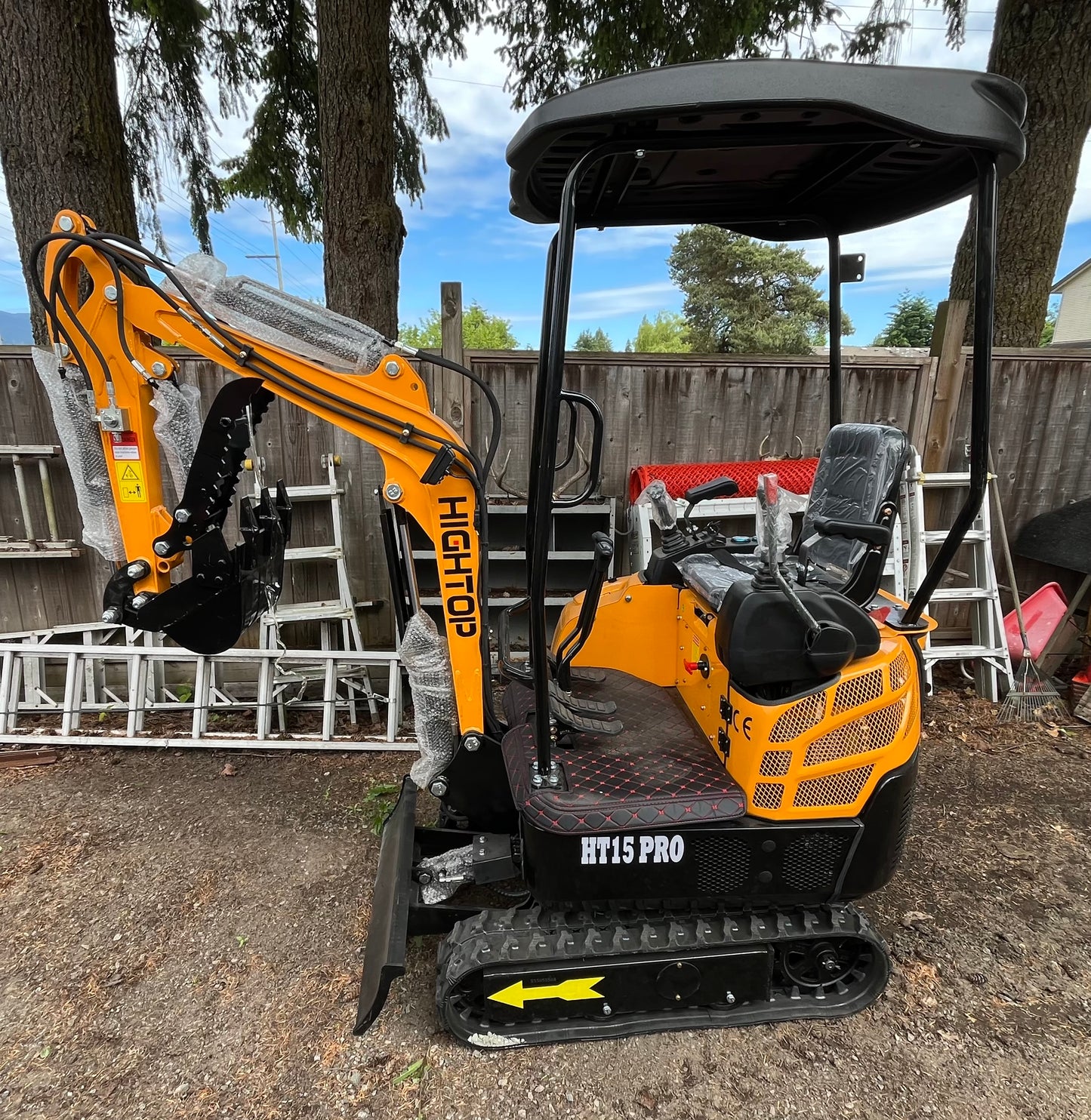 HIGHTOP HT15 PRO MINI EXCAVATOR WITH BRIGGS & STRATTON GAS ENGINE STATIONARY BOOM